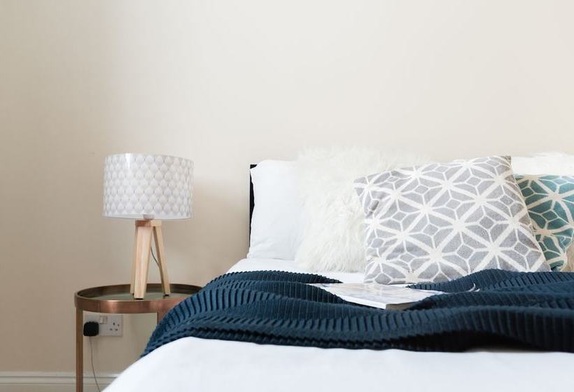 The Lapis Lounge   Large 3bdr House At River Avon