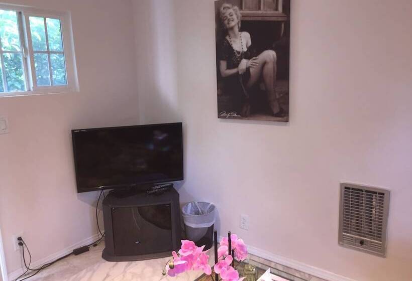 Comfortable Beverly Hills Town House