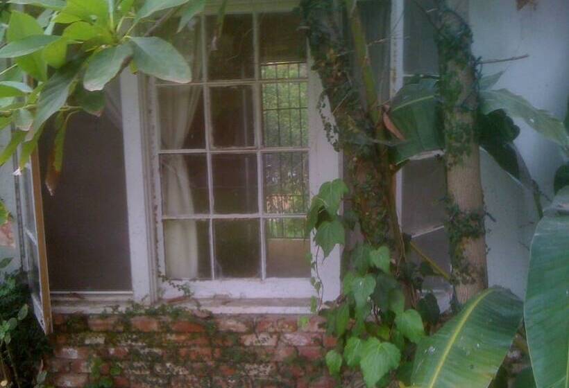 Comfortable Beverly Hills Town House