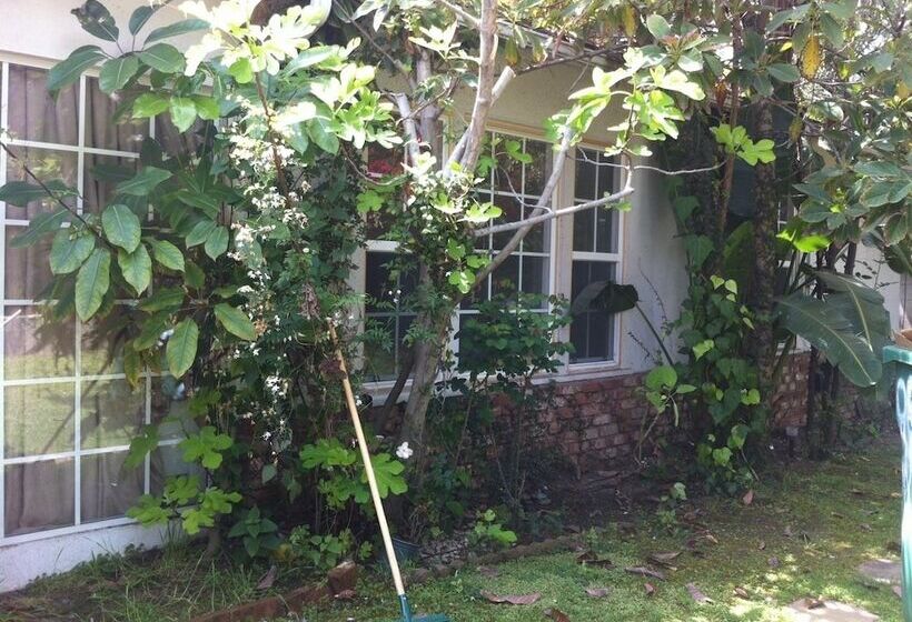 Comfortable Beverly Hills Town House