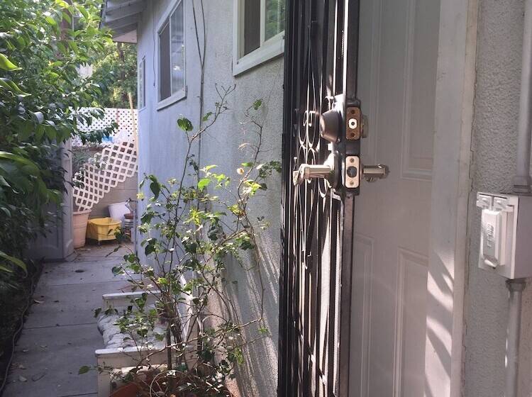 Comfortable Beverly Hills Town House