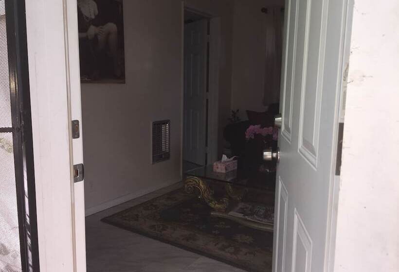 Comfortable Beverly Hills Town House