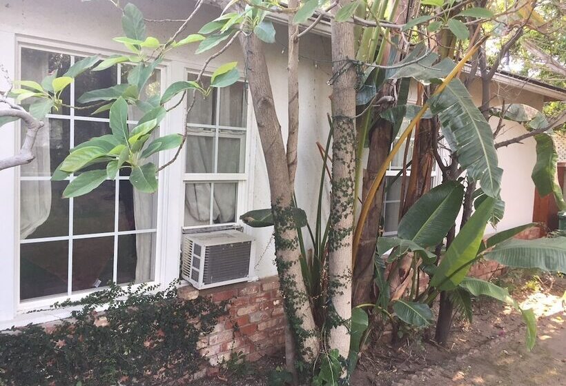 Comfortable Beverly Hills Town House