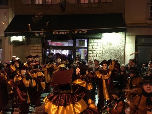 Entre L église Et La Place