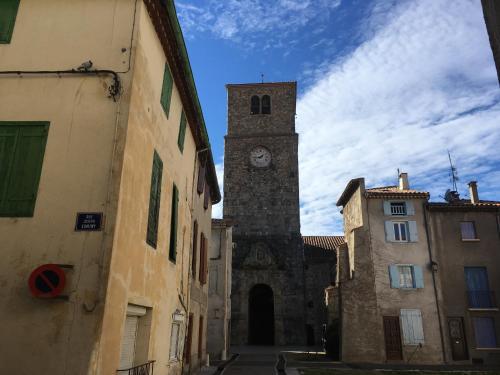 Entre L église Et La Place