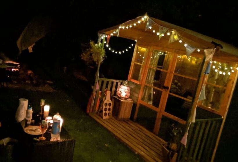 בית מלון כפרי Glamping With Llamas