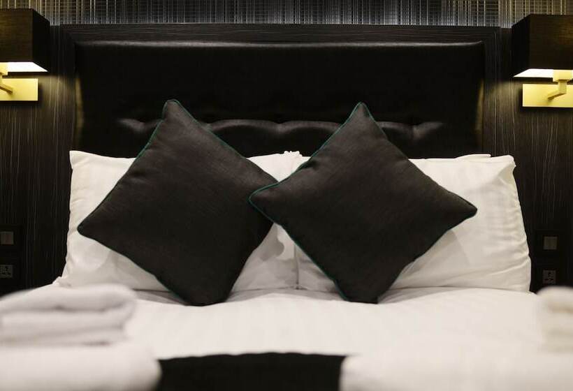 Отель The Pack And Carriage London