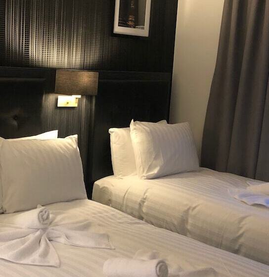 Отель The Pack And Carriage London