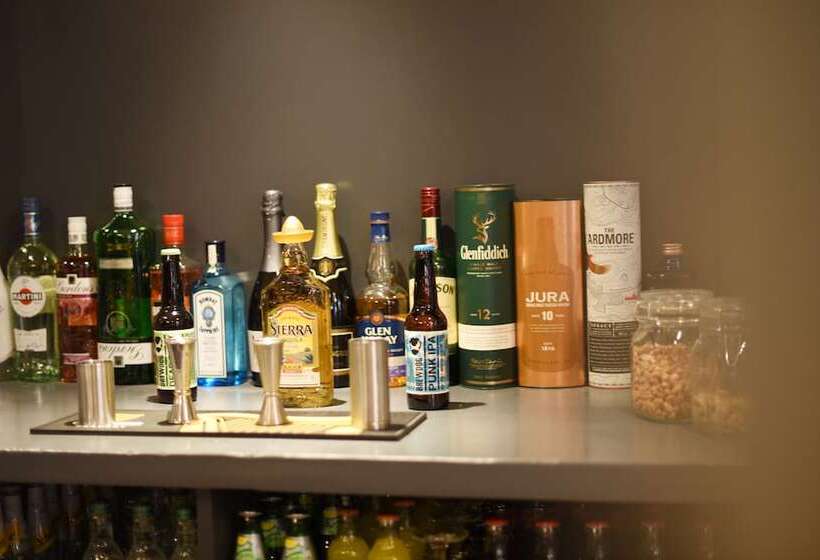 Отель The Pack And Carriage London