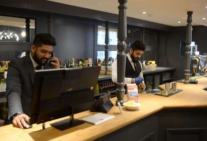 Отель The Pack And Carriage London
