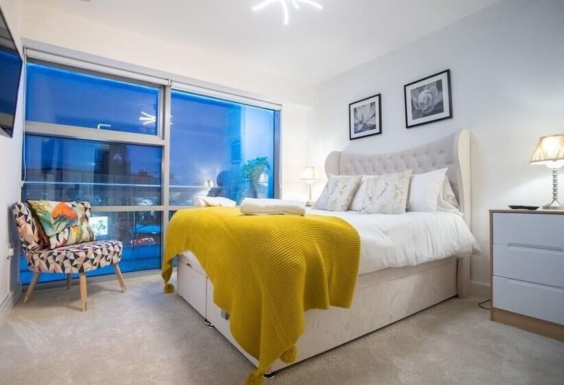 Live In Leeds Millenium Square Apartment