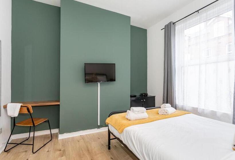 פנסיון Castlereagh Guest House