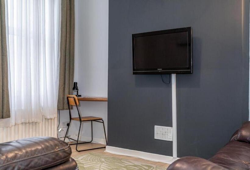 פנסיון Castlereagh Guest House