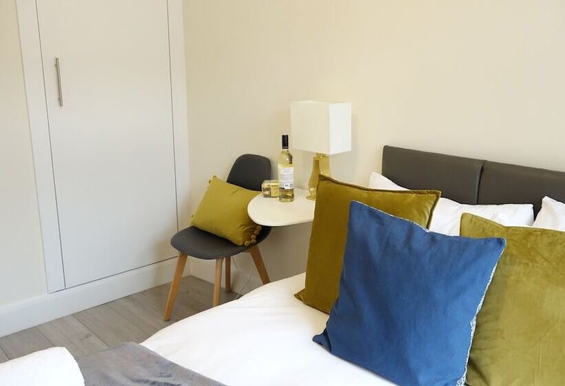 بنسيون The Close Airport