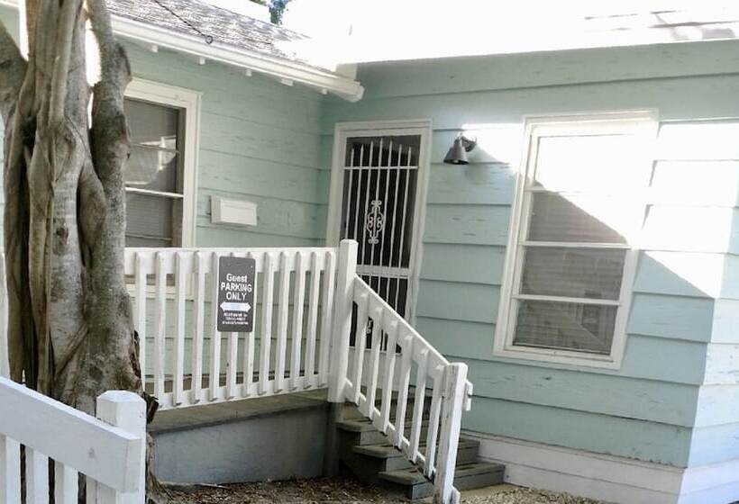 Rad S Cozy Cottage On Canal