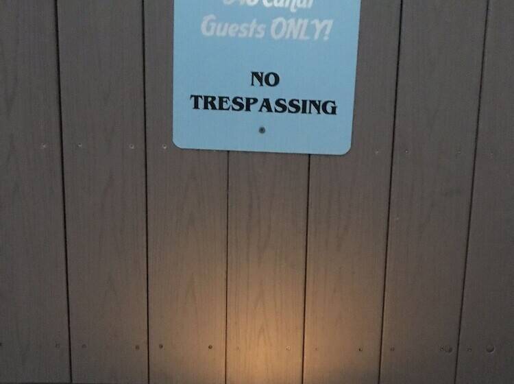 Rad S Cozy Cottage On Canal