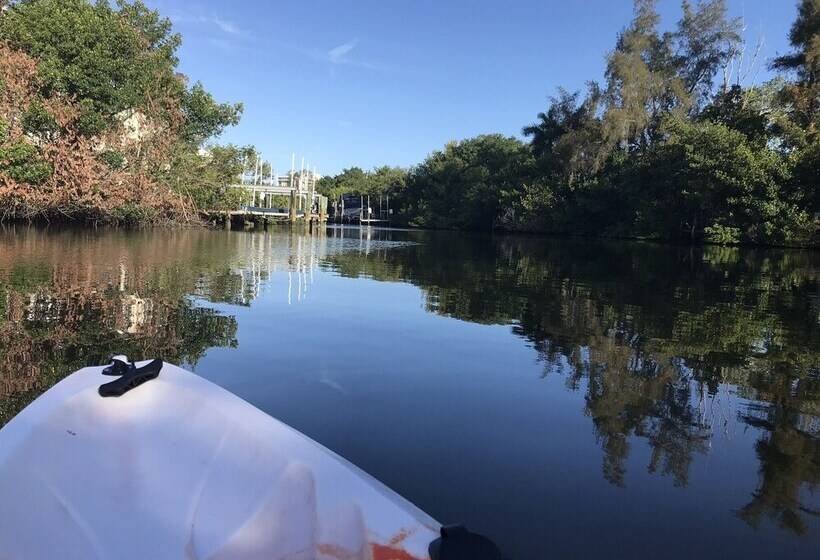 Rad S Cozy Cottage On Canal