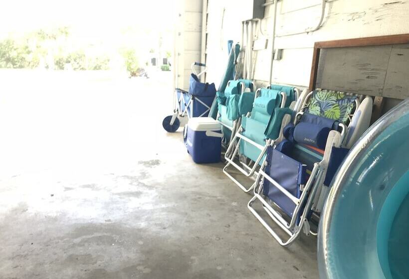 Rad S Cozy Cottage On Canal