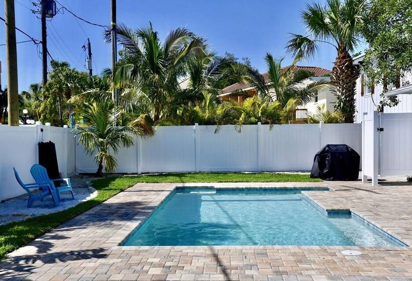 Rad S Cozy Cottage On Canal