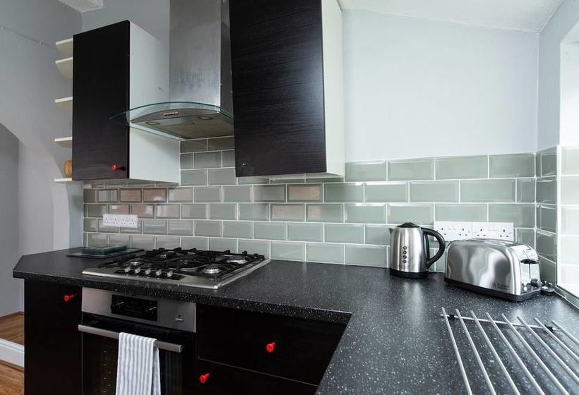 Beautiful 4bd Home In Heart Of Fallowfield!