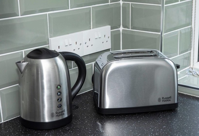 Beautiful 4bd Home In Heart Of Fallowfield!