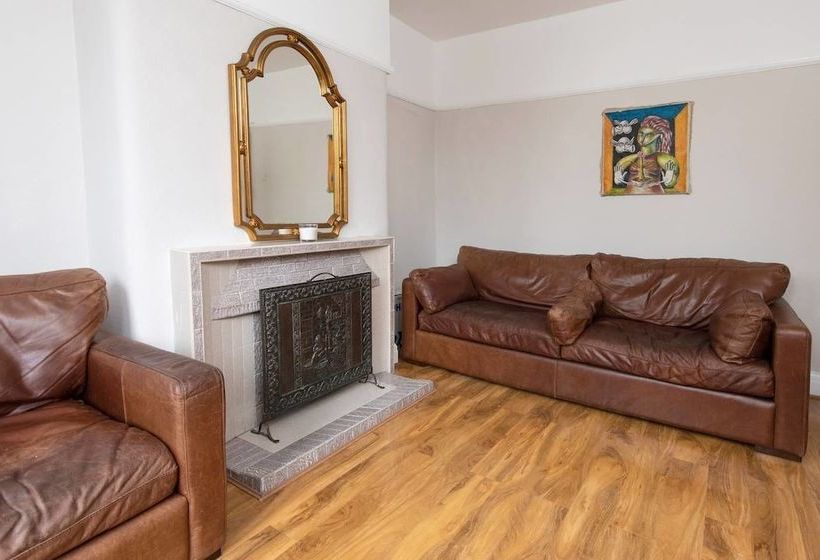 Beautiful 4bd Home In Heart Of Fallowfield!