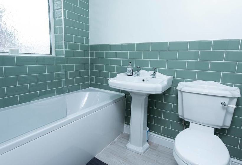 Beautiful 4bd Home In Heart Of Fallowfield!