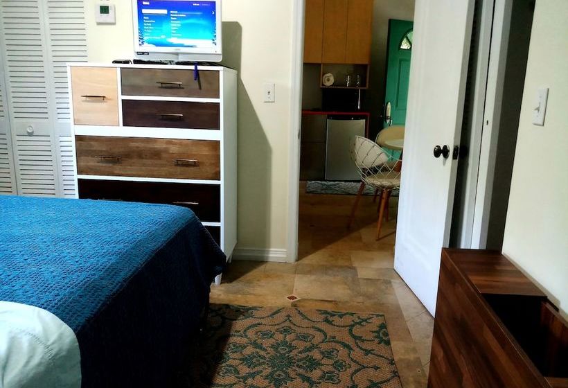 Cottage With Luxury Pool Near Beach