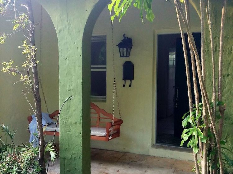 Cottage With Luxury Pool Near Beach
