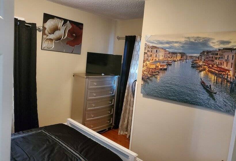 پانسیون Upscaled Home In A Quiet Neighborhood