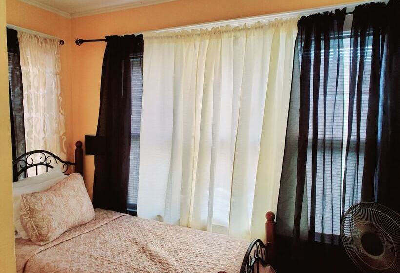 پانسیون Upscaled Home In A Quiet Neighborhood