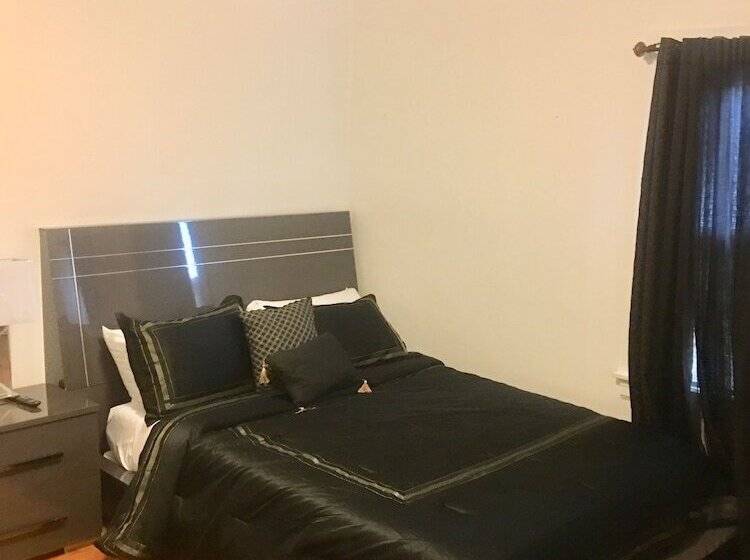 پانسیون Upscaled Home In A Quiet Neighborhood