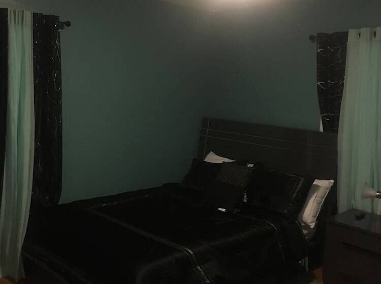 پانسیون Upscaled Home In A Quiet Neighborhood