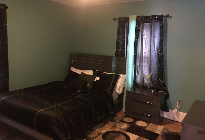 پانسیون Upscaled Home In A Quiet Neighborhood