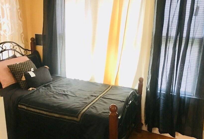 پانسیون Upscaled Home In A Quiet Neighborhood