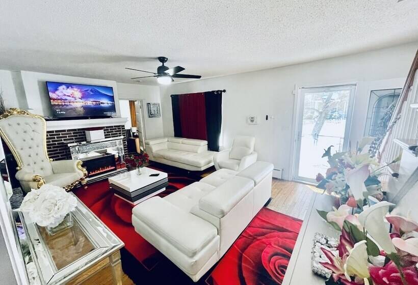 پانسیون Upscaled Home In A Quiet Neighborhood