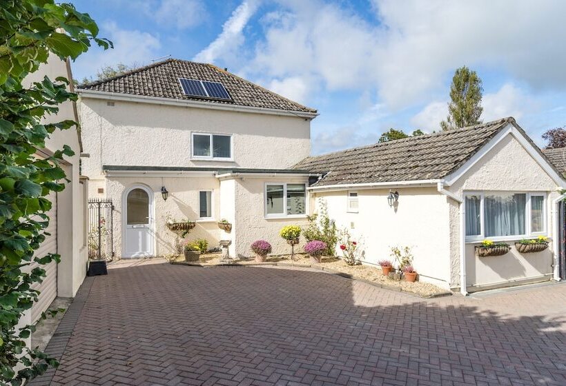 Peveril House, Spacious Eco Friendly Holiday Home