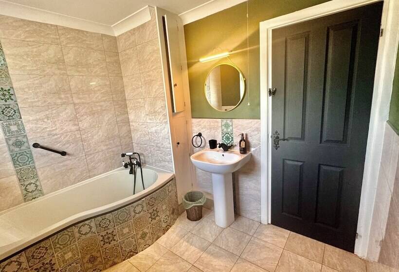 Peveril House, Spacious Eco Friendly Holiday Home