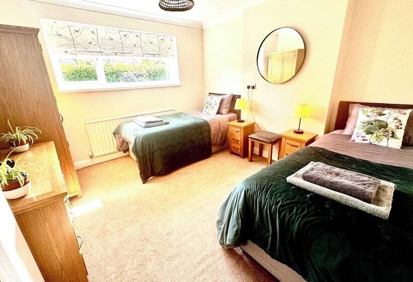 Peveril House, Spacious Eco Friendly Holiday Home