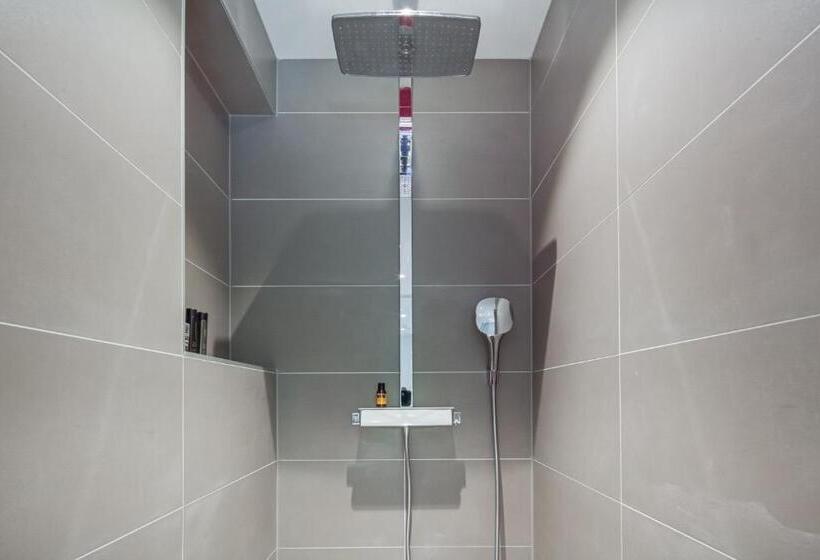 Wellholidays 19   Studio Balnéo Et Terrasse Piscine