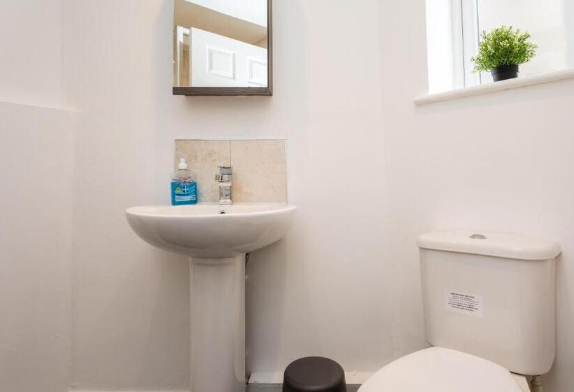 Flat 7  Spacious Studio Flat In The Heart Of Crawley