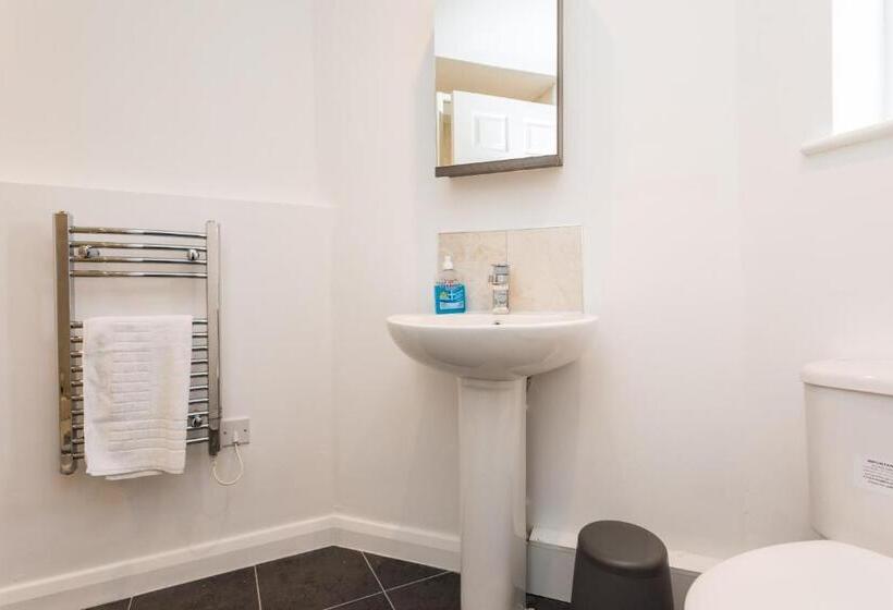 Flat 7  Spacious Studio Flat In The Heart Of Crawley