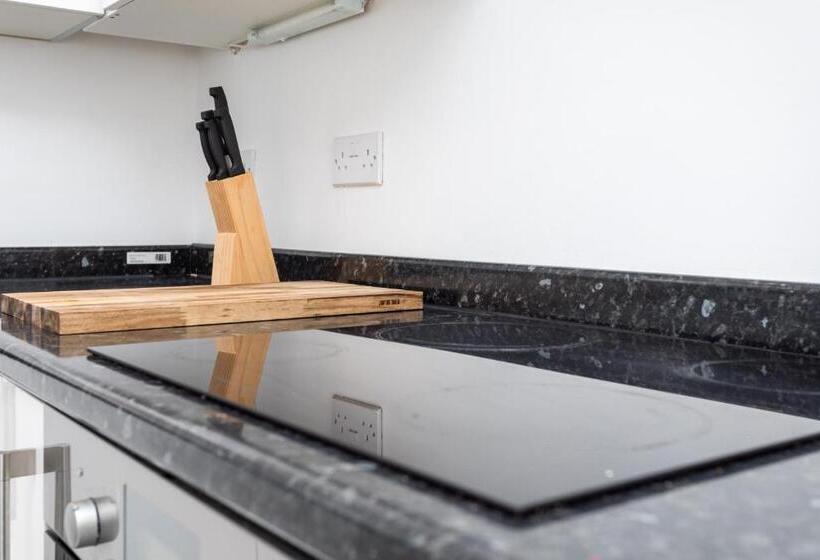 Flat 7  Spacious Studio Flat In The Heart Of Crawley