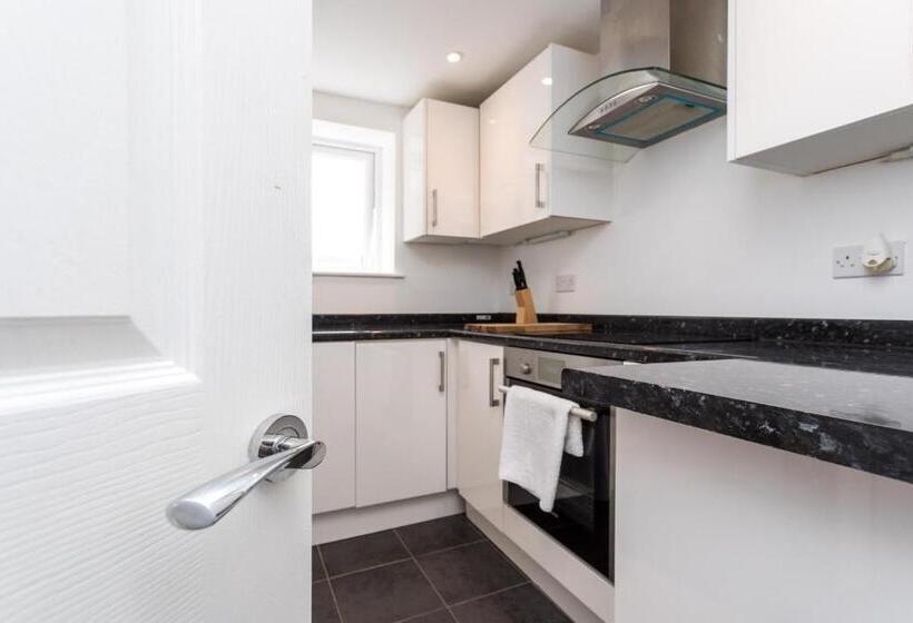 Flat 7  Spacious Studio Flat In The Heart Of Crawley