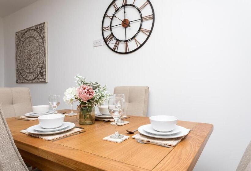 Flat 7  Spacious Studio Flat In The Heart Of Crawley