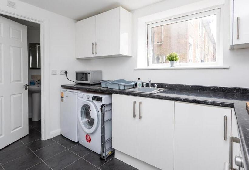 Flat 7  Spacious Studio Flat In The Heart Of Crawley