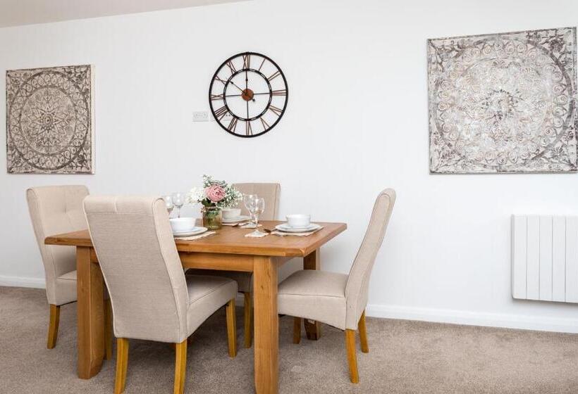 Flat 7  Spacious Studio Flat In The Heart Of Crawley