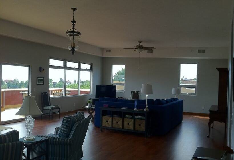Downtown Condo With Lake & Bay Views