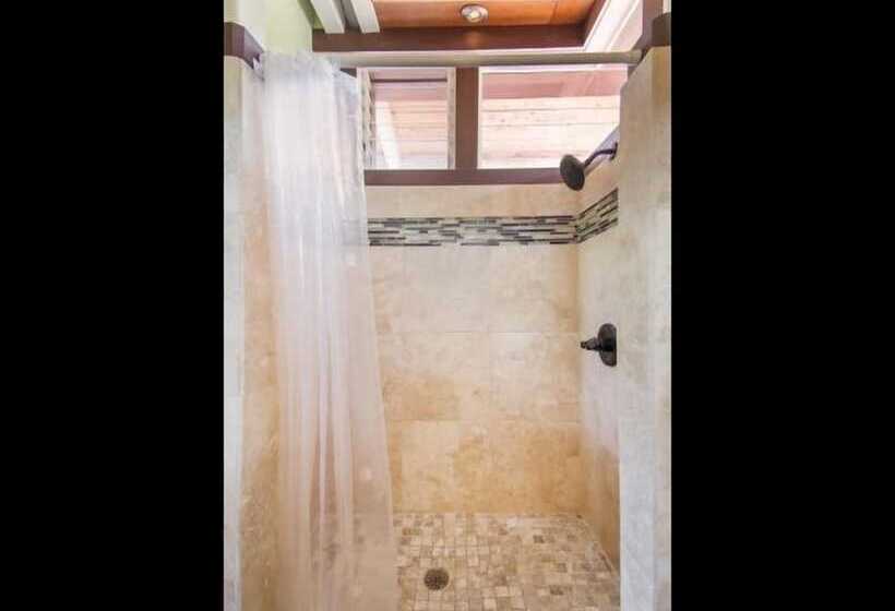 Rate Elegant Home With Hot Tub And Pool On Makai Golf Course