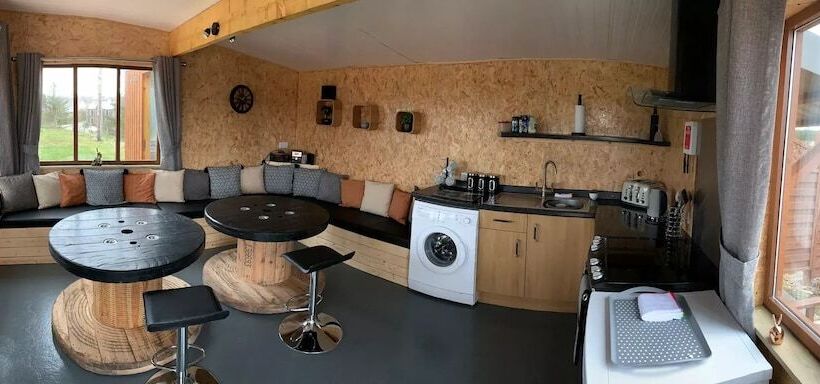 Acdc Glamping, Campervan , Caravan And Tent Resort